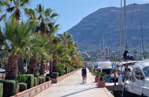 Pier in de jachthaven met vele bars en restaurants