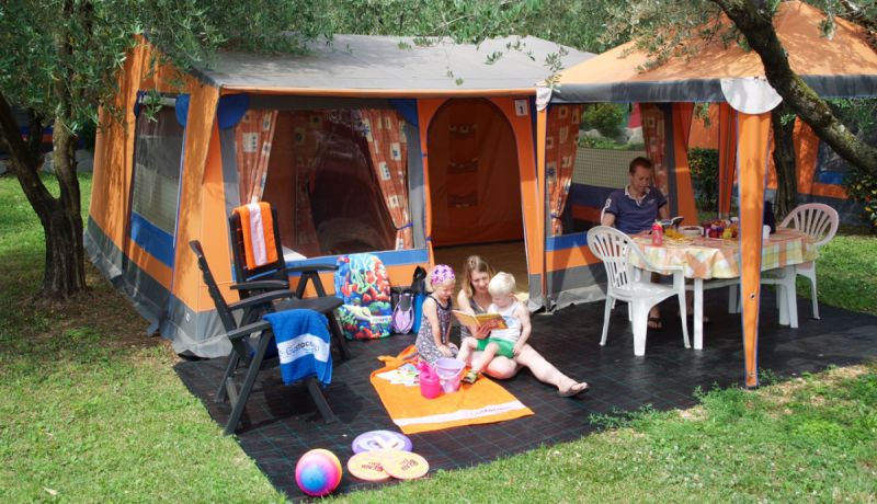 Gezin in een bungalowtent